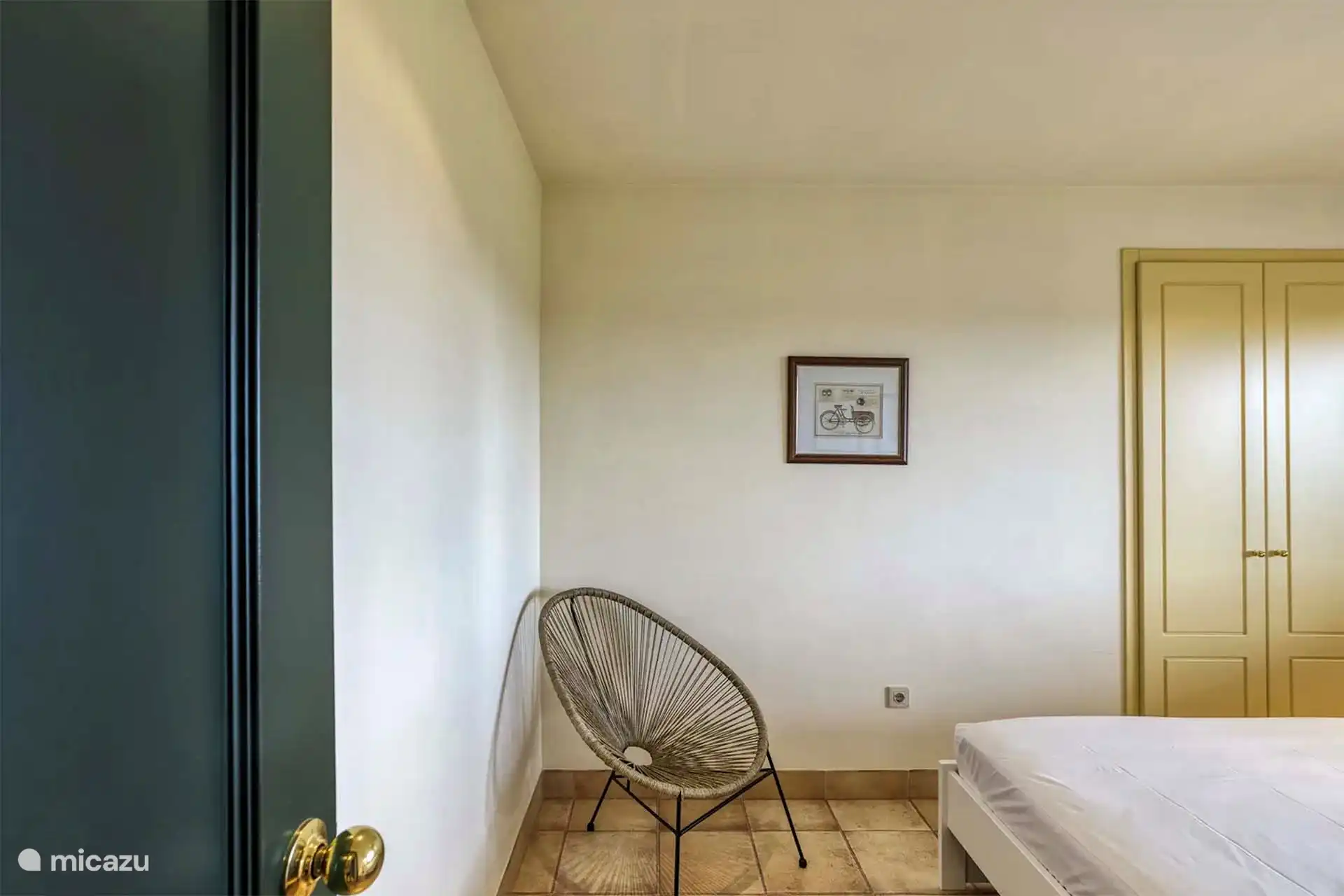 mit Einbauschränken