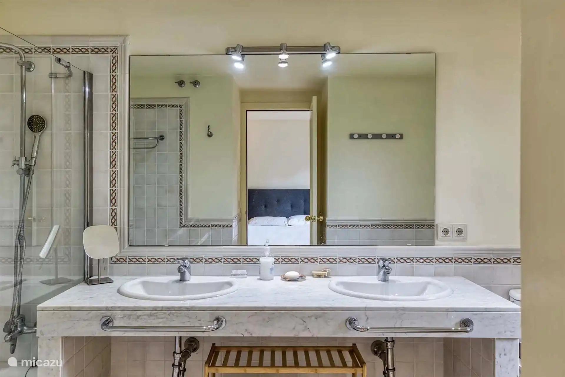 Geräumiges gleiches Badezimmer