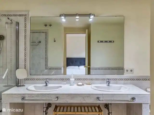Location de Vacances Espagne, Costa Brava, Navata, villa - Villa Josi Torremirona Resort spacieuse même salle de bain