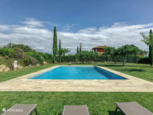 Location de Vacances Espagne, Costa Brava, Navata, villa - Villa Josi Torremirona Resort piscine commune, avec beau jardin