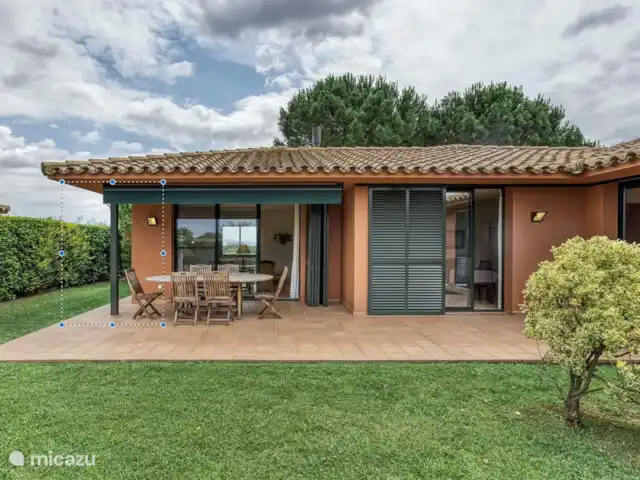 Location de Vacances Espagne, Costa Brava, Navata, villa - Villa Josi Torremirona Resort c'est la Villa Josi, rez-de-chaussée, avec de grandes terrasses à l'avant et à l'arrière