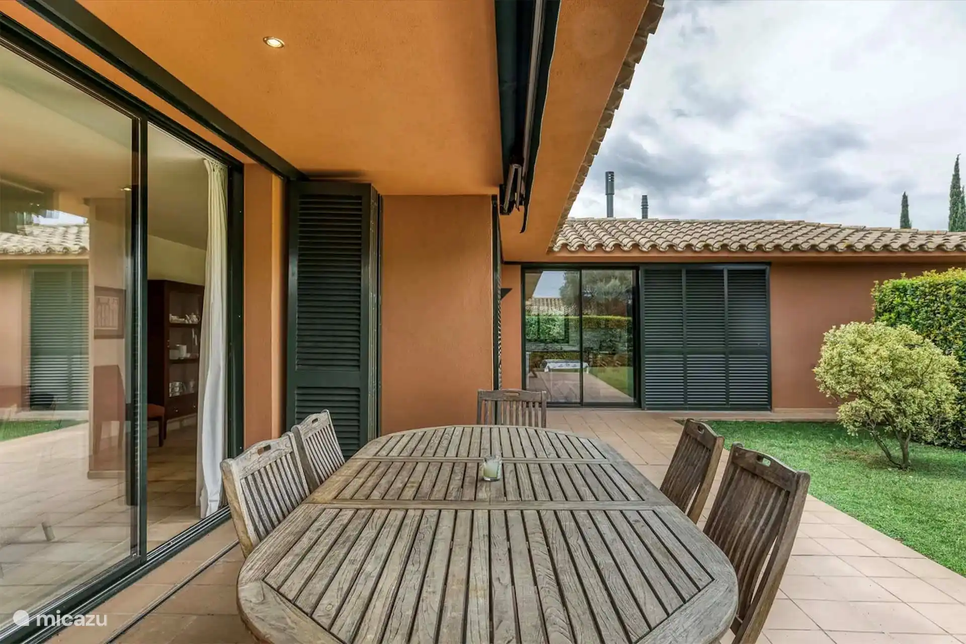 vordere Terrasse mit direktem Zugang zur Küche und zum Wohnzimmer