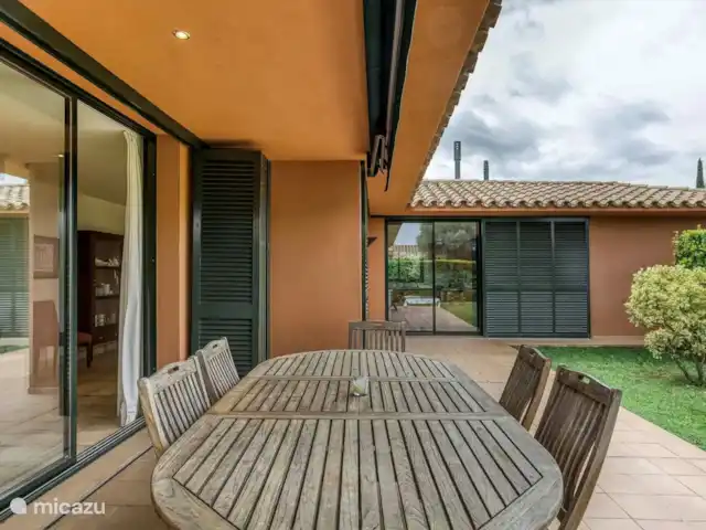 Location de Vacances Espagne, Costa Brava, Navata, villa - Villa Josi Torremirona Resort terrasse avant, avec accès direct à la cuisine et au salon