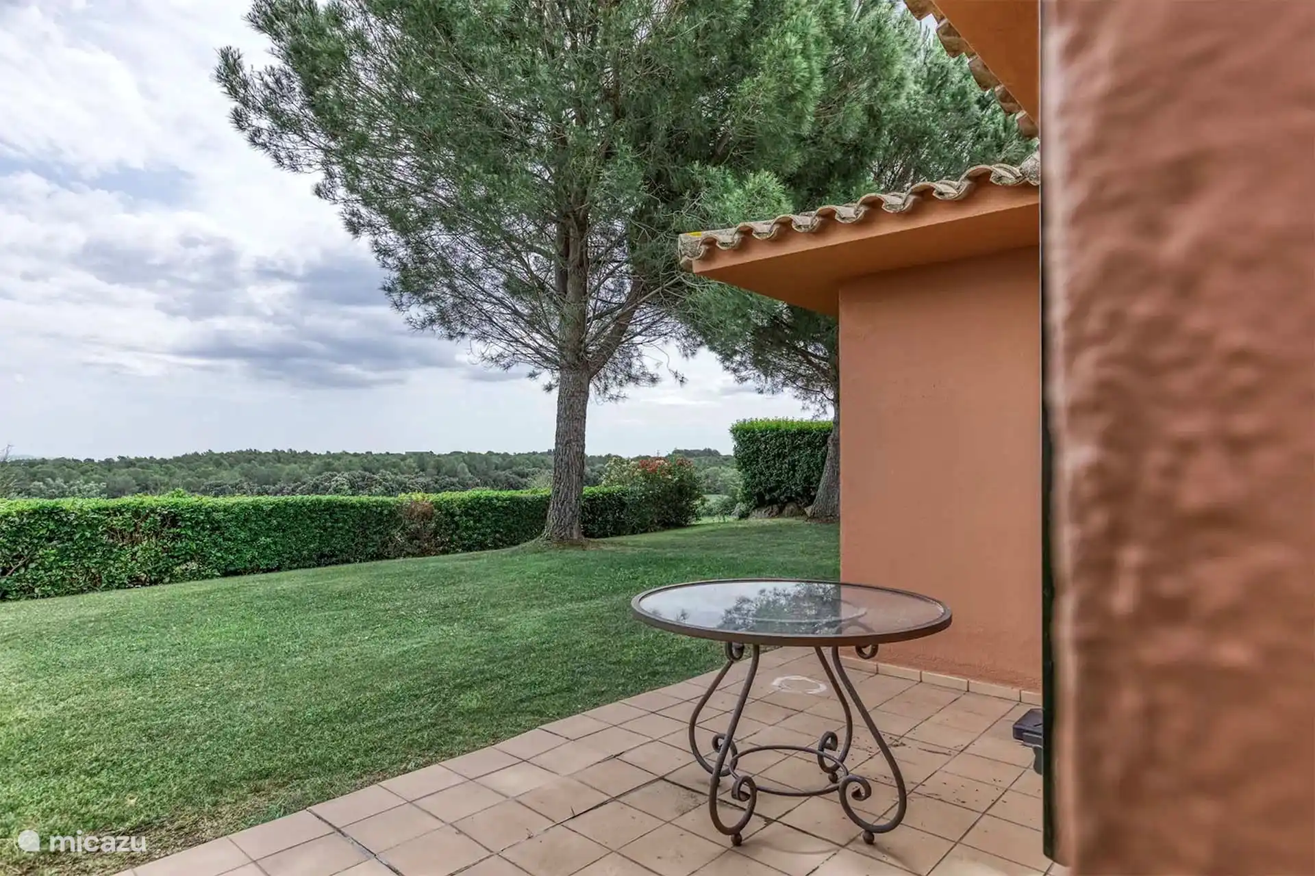 schöne Terrasse mit Blick über das Hinterland