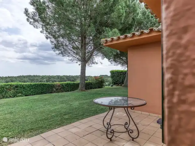 Location de Vacances Espagne, Costa Brava, Navata, villa - Villa Josi Torremirona Resort belle terrasse avec vue sur l'arrière pays