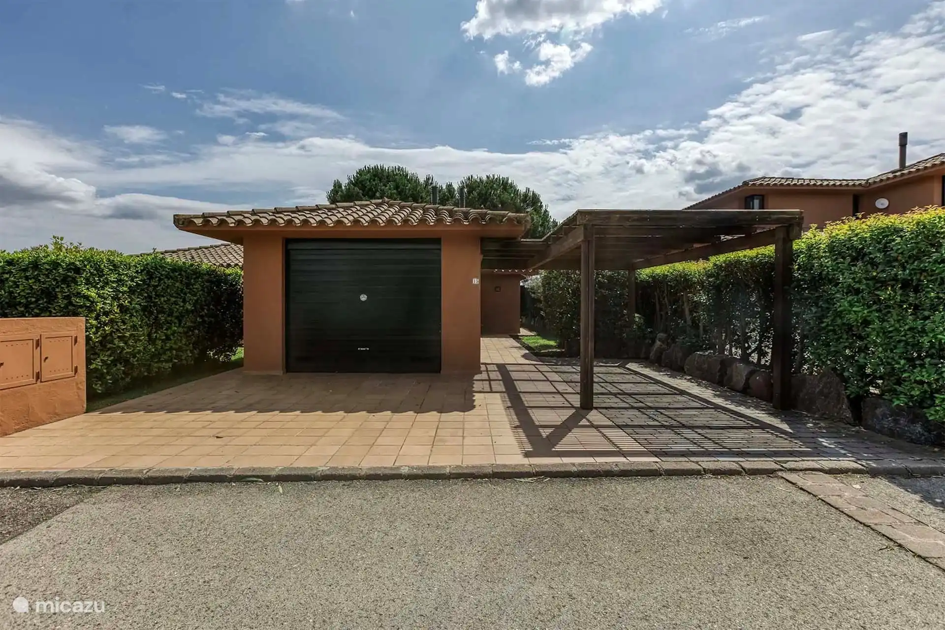 Pergola zum Parken des Autos