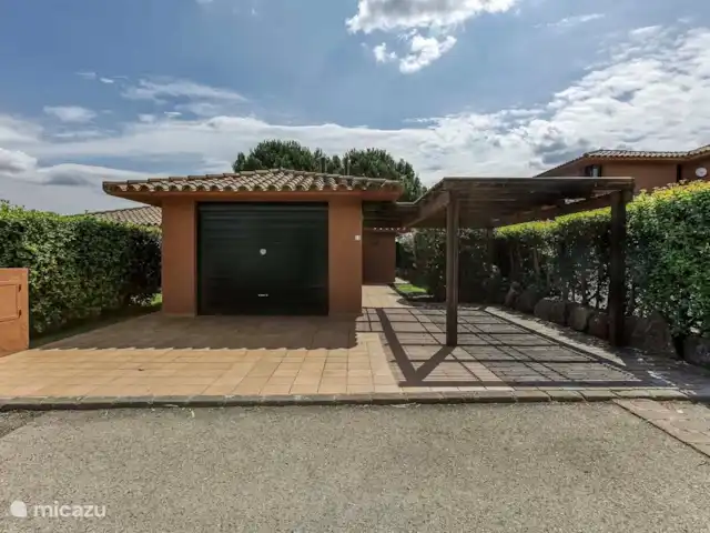 Location de Vacances Espagne, Costa Brava, Navata, villa - Villa Josi Torremirona Resort Pergola pour garer la voiture