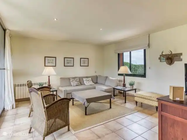 Location de Vacances Espagne, Costa Brava, Navata, villa - Villa Josi Torremirona Resort coin salon lumineux et confortable