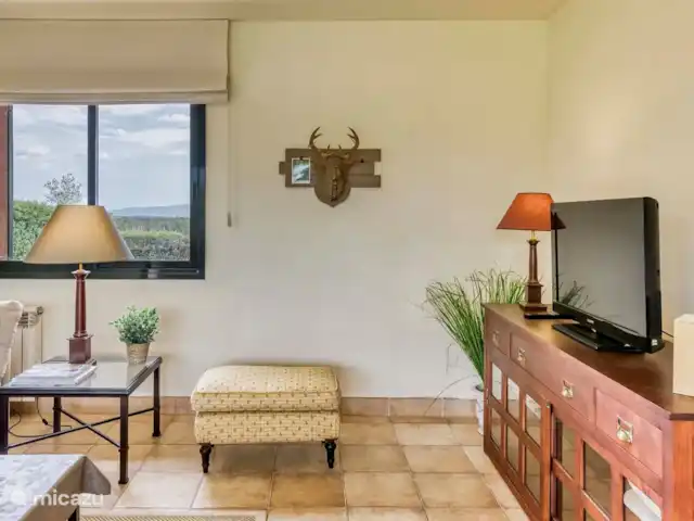 Location de Vacances Espagne, Costa Brava, Navata, villa - Villa Josi Torremirona Resort belle vue sur les contreforts des Pyrénées depuis l’arrière-cour