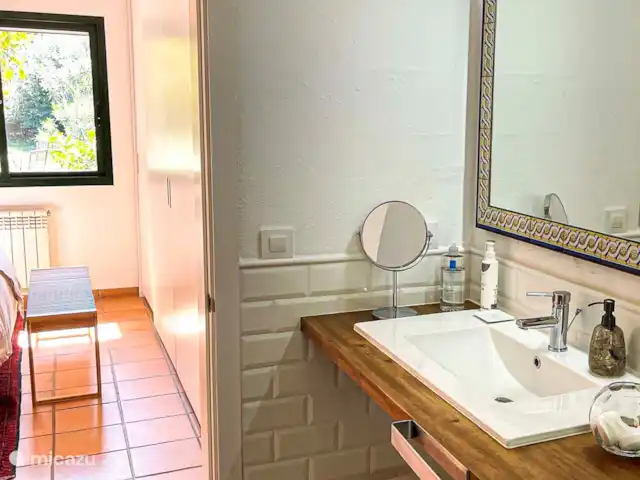 Vila Gabrielle TorreMirona Resort huren in Spanje, Costa Brava, Navata - villa badkamer met slaapkamer