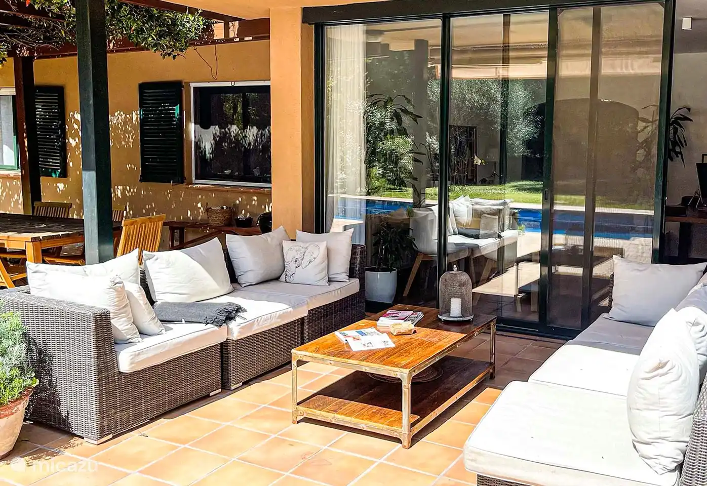 lounge set outside, by the pool