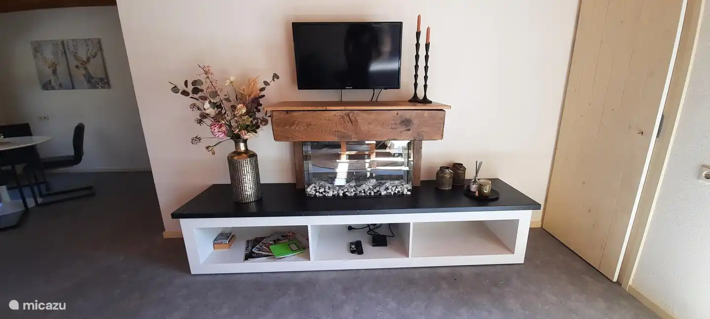 Wohnzimmer mit Stehsessel und Kamin