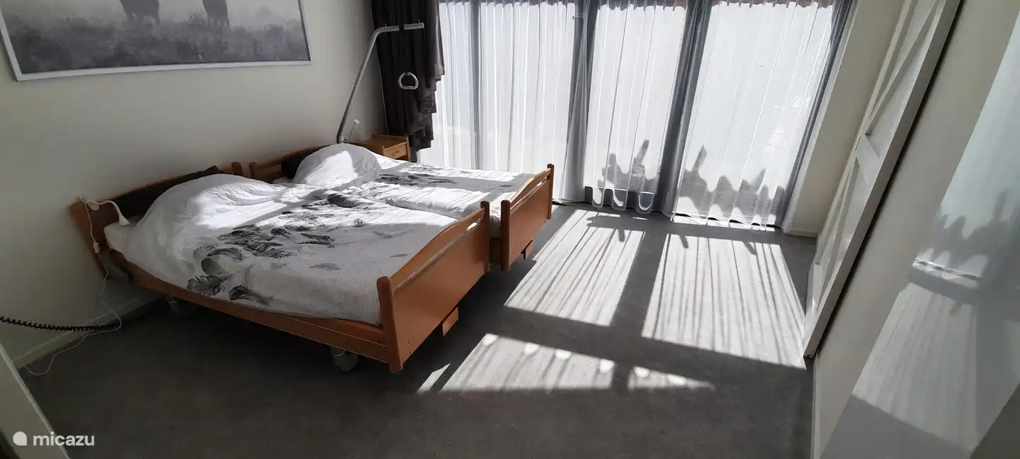 Sehr geräumiges Schlafzimmer mit elektrischen Hoch-Tiefbetten.