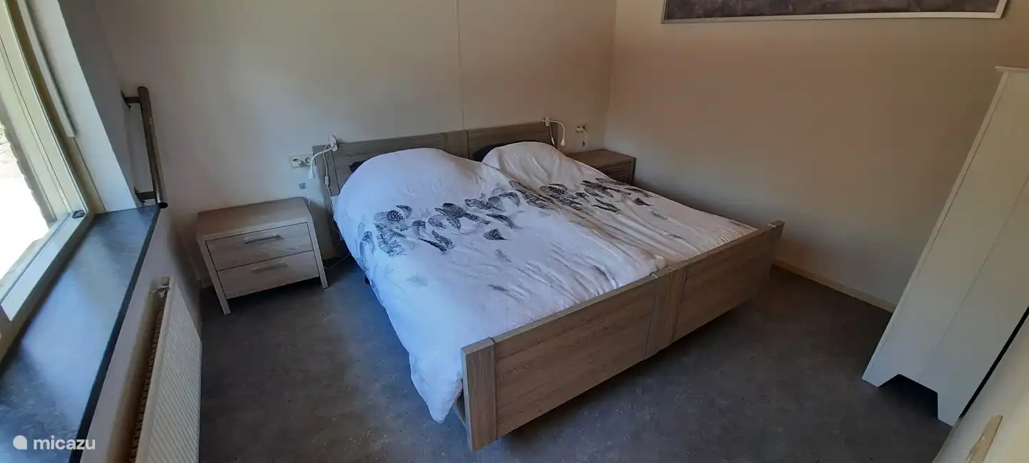 Geräumiges Schlafzimmer mit elektrischen Hoch-Tief-Betten.