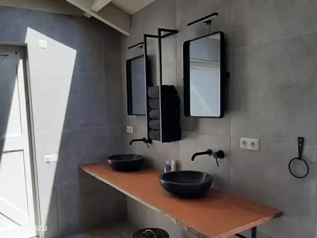 Location de Vacances Pays-Bas, Gueldre, Zelhem, bungalow - Le bungalow Reekamp 1 Salle de bain avec chaise de douche, support WC, miroirs inclinables.