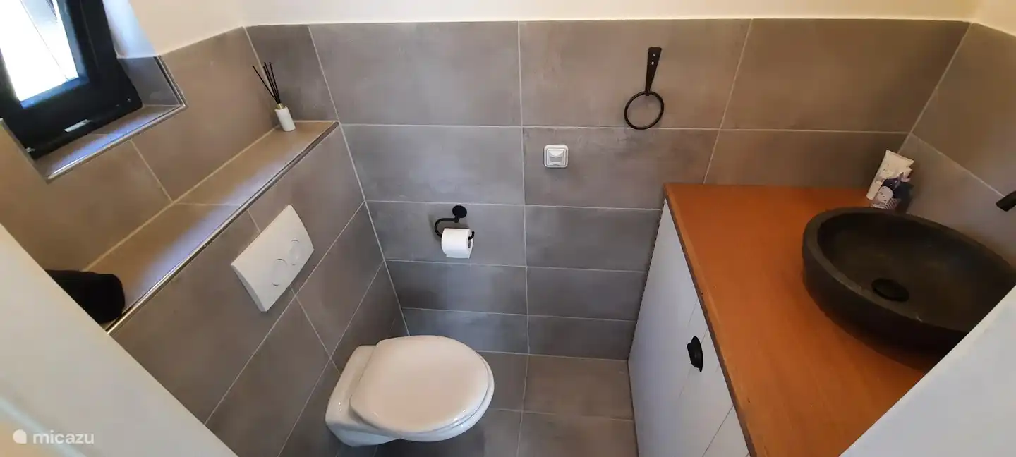 Separates WC mit Waschmaschine.