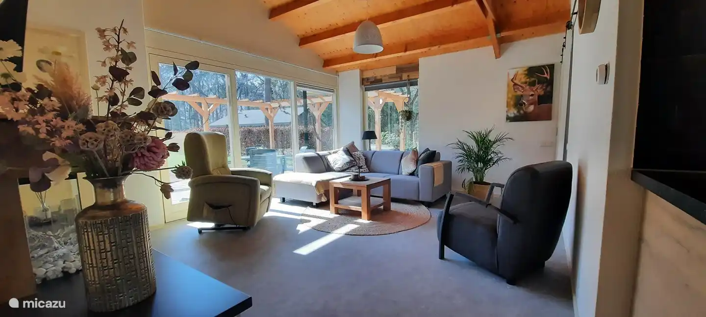 Wohnzimmer mit Stehstuhl