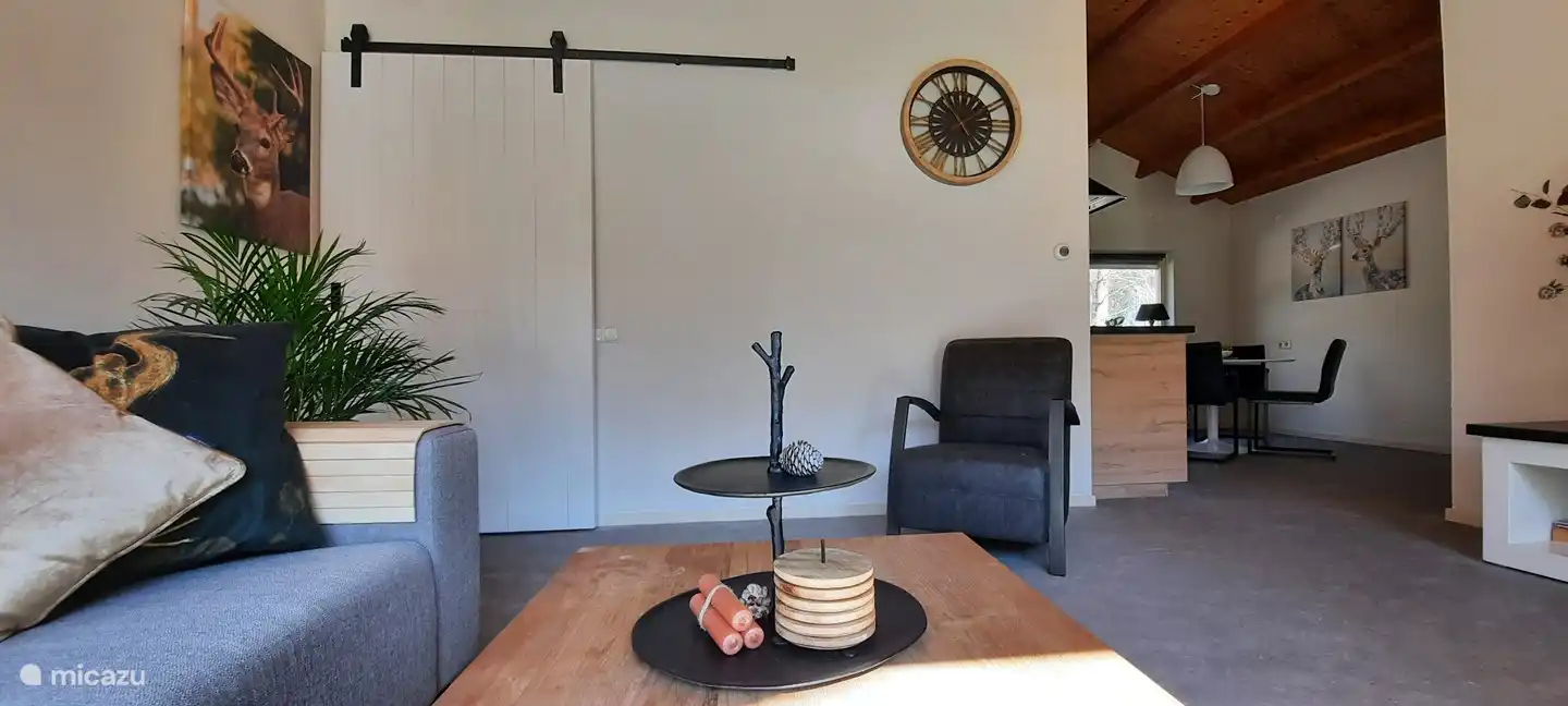 Wohnzimmer mit Stehstuhl