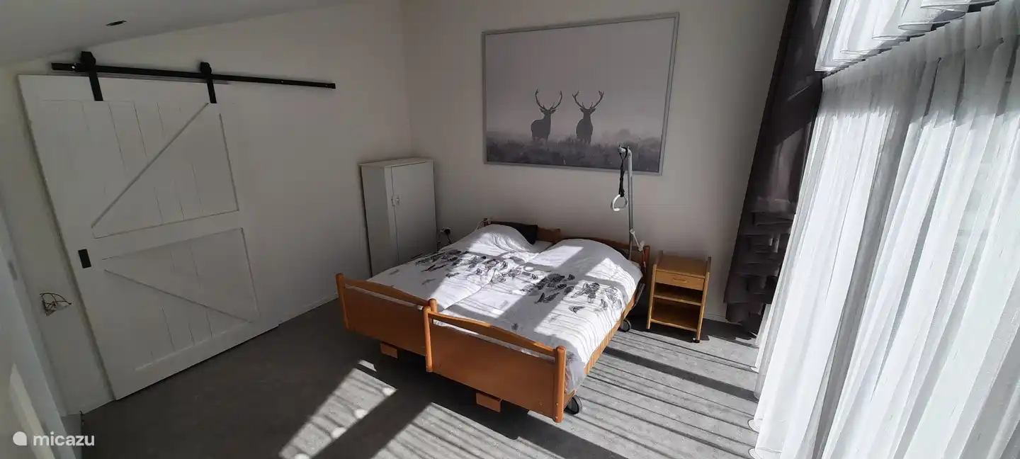 Sehr geräumiges Schlafzimmer mit elektrischen Hoch-Tiefbetten.