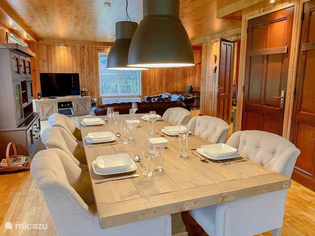 Geräumiger Klostertisch mit passendem Geschirr