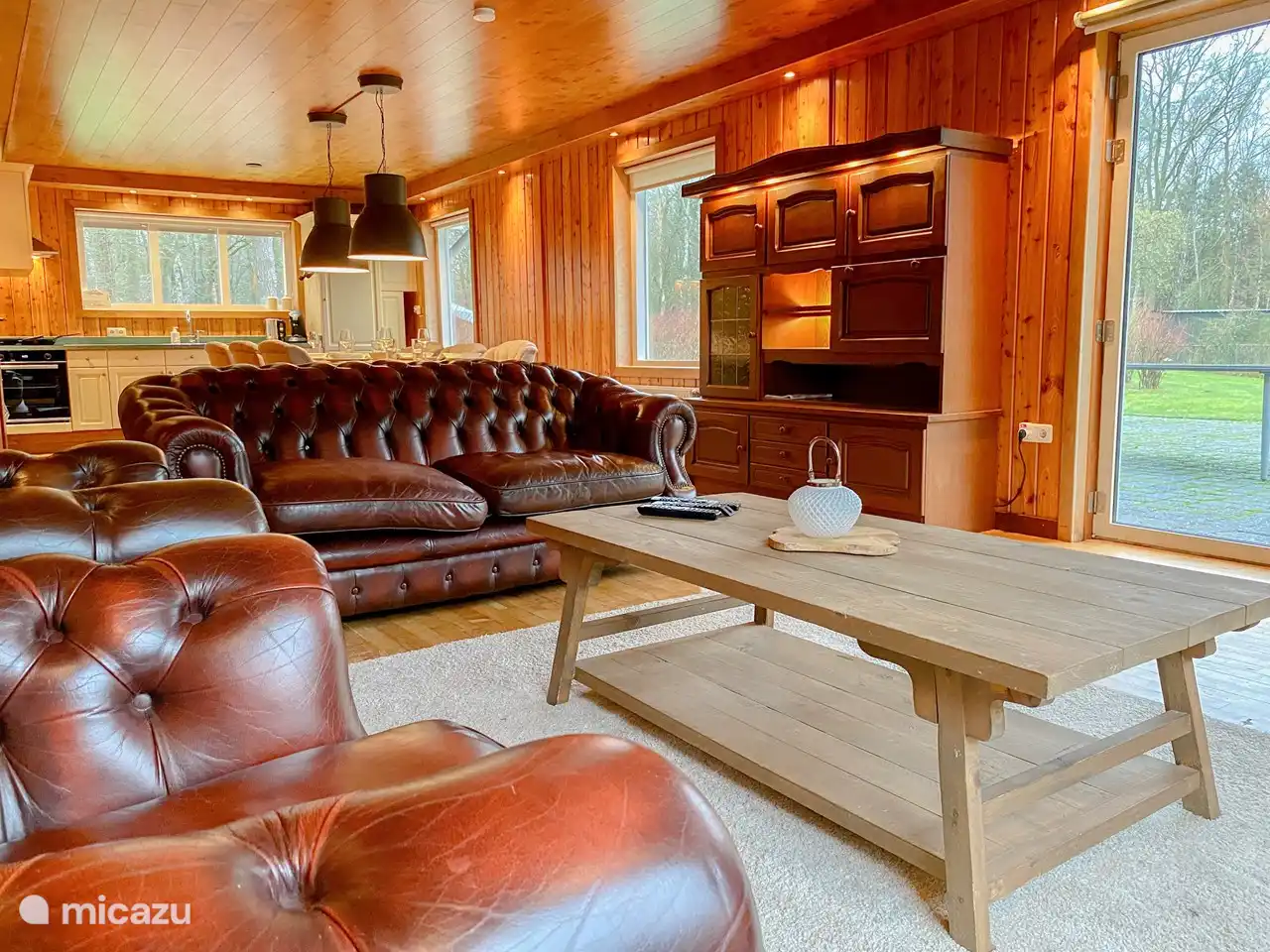 TV-Ecke mit Chesterfield-Sofas, DVD-Surround-Set und Terrassenblick.