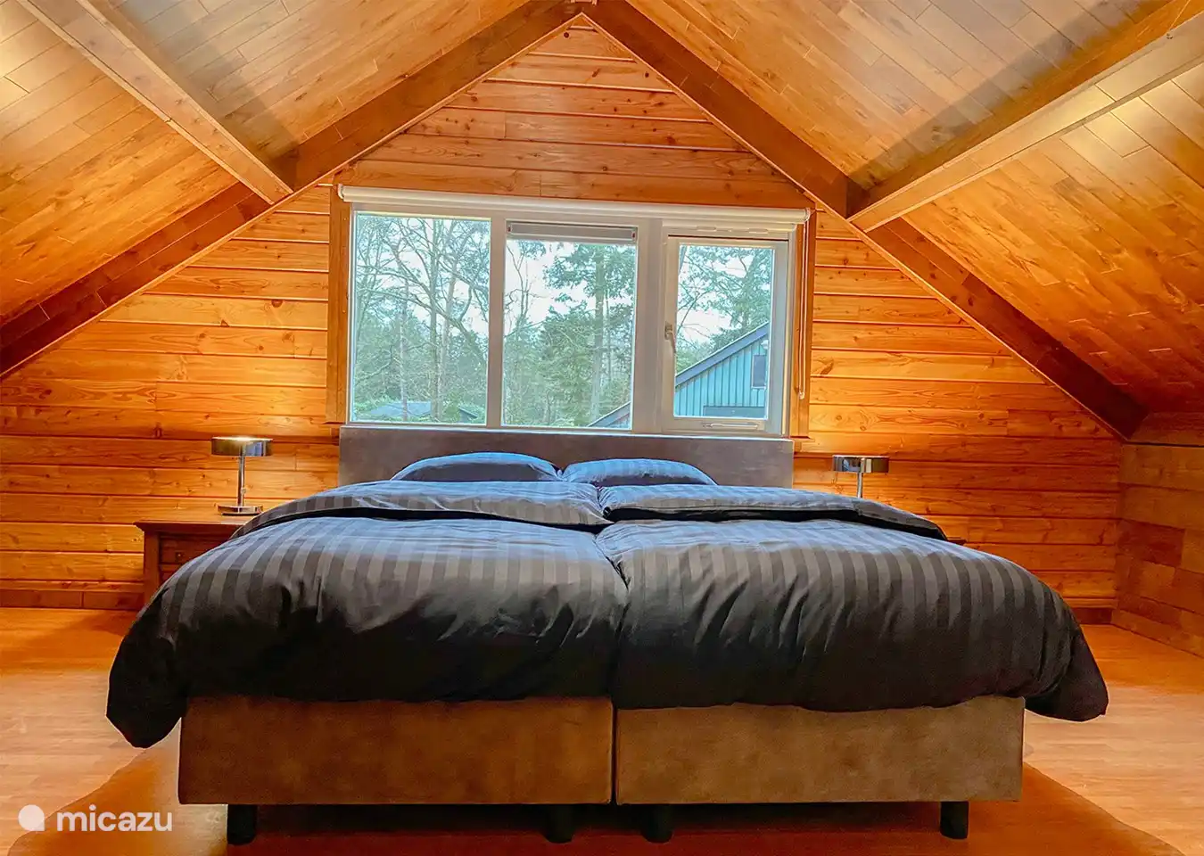 Hauptschlafzimmer im 2. Stock mit luxuriöser Boxspring (210 cm) und privatem Waschbecken mit Spiegel und Schränken.