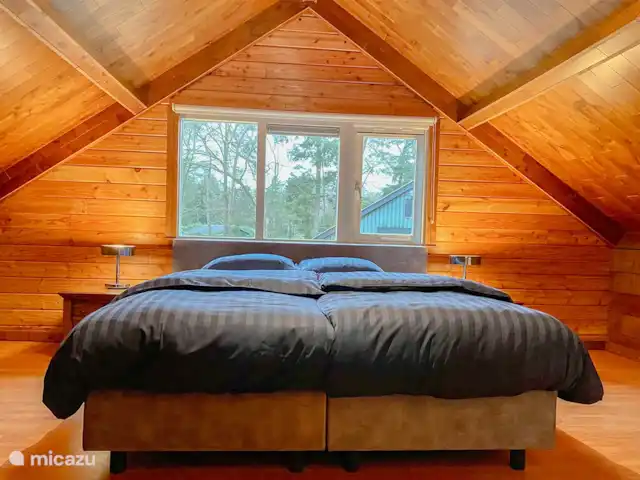 Domaine de Leeuwen - Twente | Pays-Bas, Overijssel, Delden - villa Chambre principale au 2ème étage avec boxspring de luxe (210cm) et lavabo privé avec miroir et armoires.