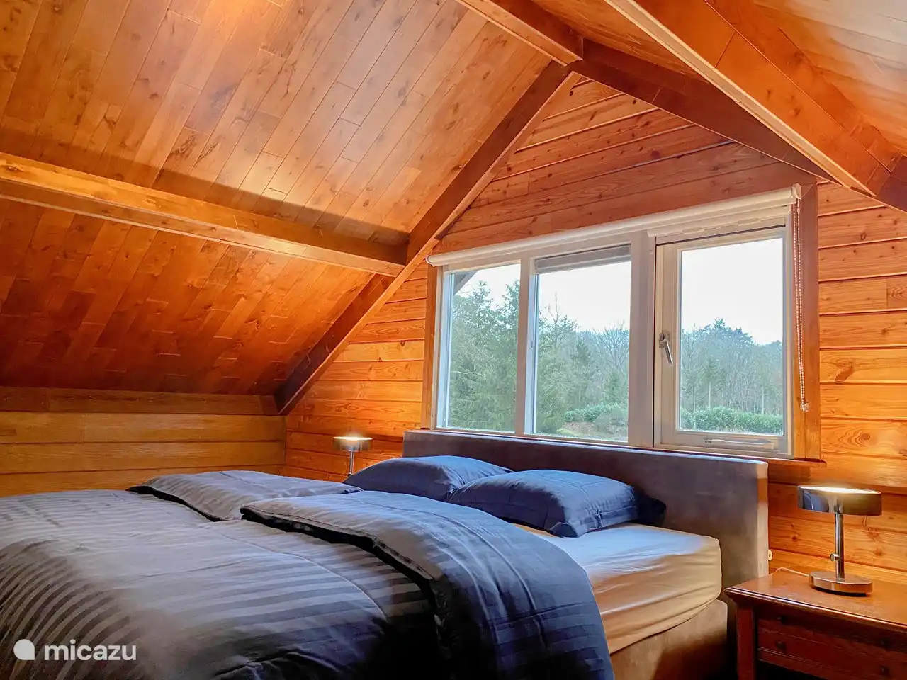 Hauptschlafzimmer im 2. Stock mit luxuriöser Boxspring (210 cm) und privatem Waschbecken mit Spiegel und Schränken.