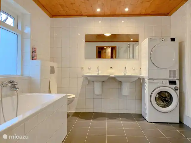 Domaine de Leeuwen - Twente | Pays-Bas, Overijssel, Delden - villa Spacieuse salle de bain de luxe avec baignoire, toilettes, double vasque, sèche-linge, lave-linge et cabine de douche