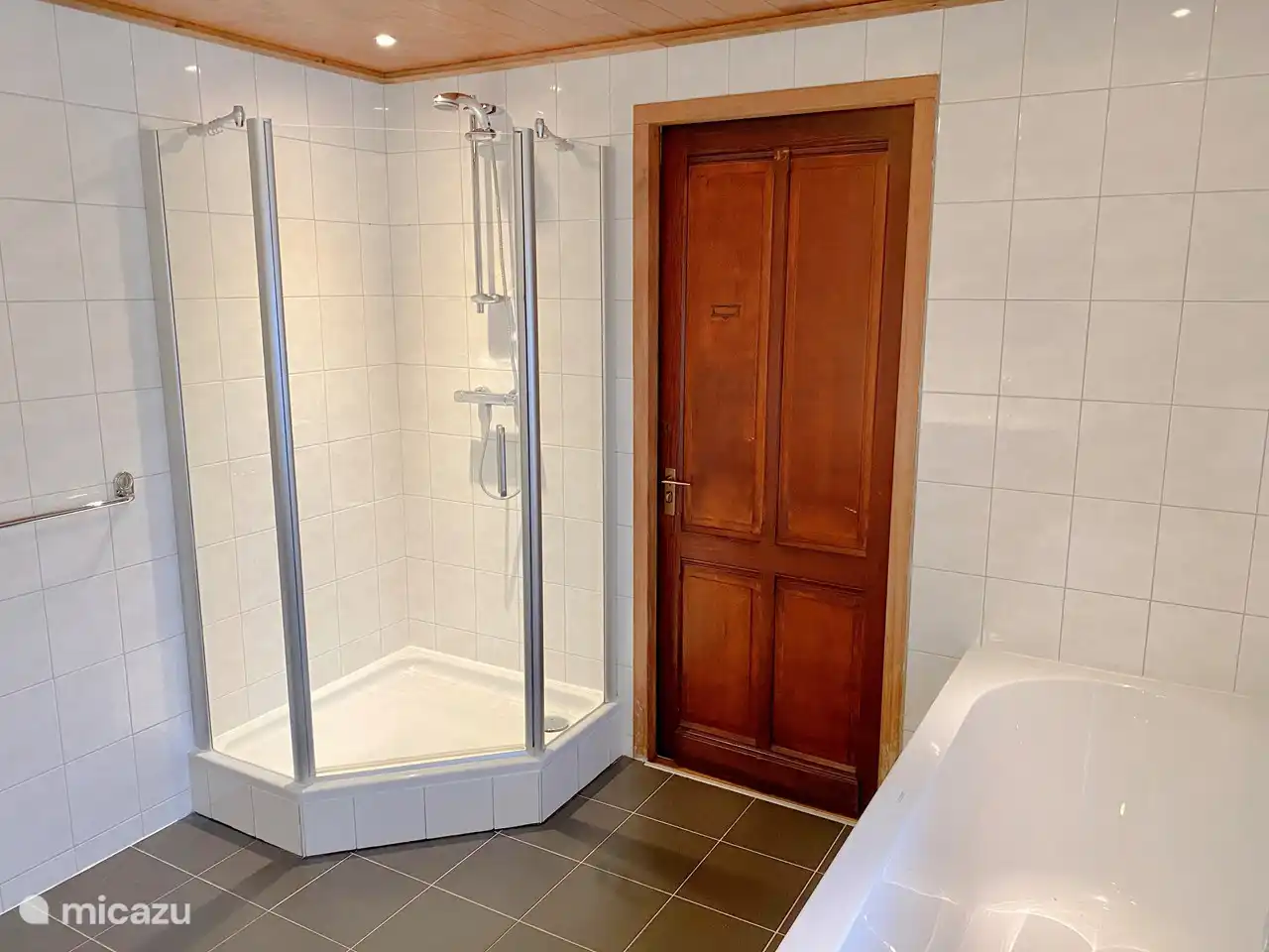 Geräumiges Luxusbad mit Bad, Toilette, Doppelwaschbecken, Wäschetrockner, Waschmaschine und Duschkabine