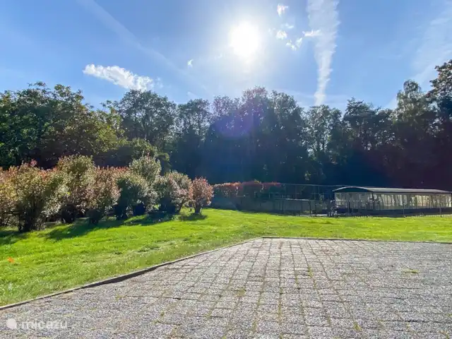 Domaine de Leeuwen - Twente | Pays-Bas, Overijssel, Delden - villa Vue de la terrasse vers le jardin de bleuets et l'ancienne serre.