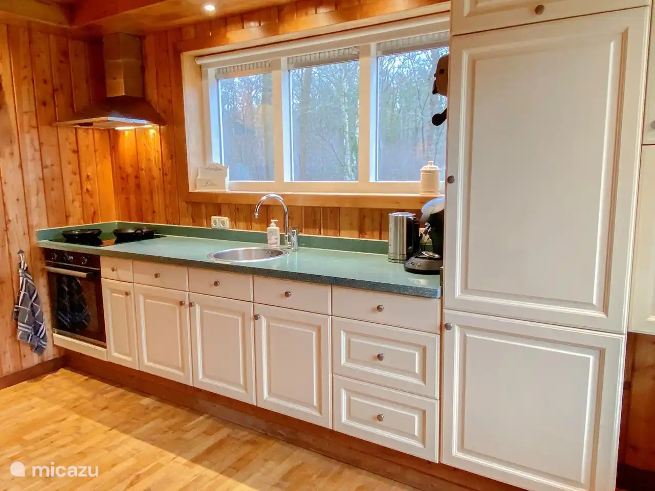 Geräumige Landküche mit Kühlschrank und Gefrier, Kaffee- und Teemaschine, Ofen und Induktionstelbe. 