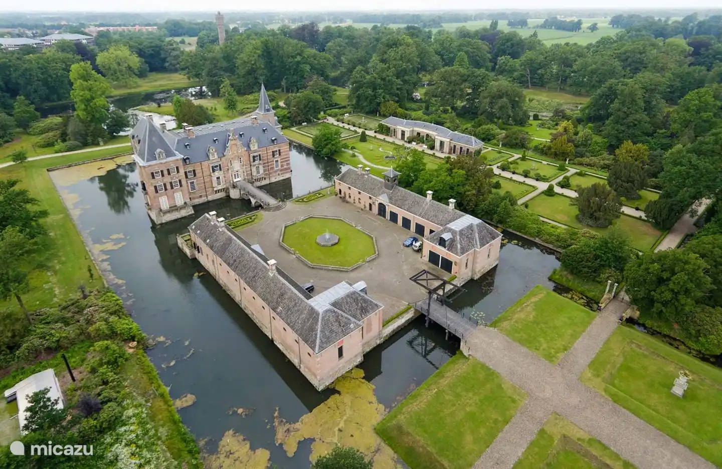 Draufsicht Schloss Twickel mit einem Teil des Schlossgartens