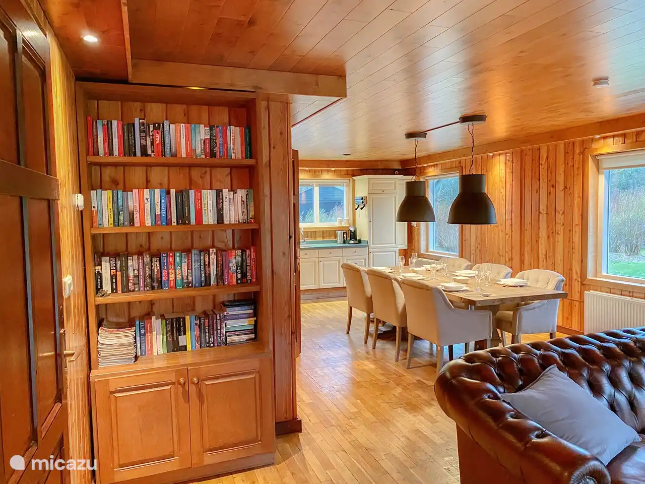 Das Wohnzimmer mit geräumigem Bücherregal