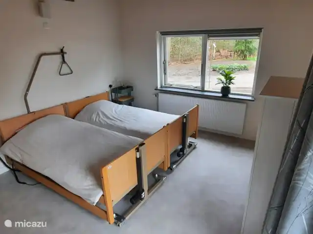 Location de Vacances Pays-Bas, Gueldre, Zelhem, bungalow - Reekamp maison de vacances 3 Chambre à coucher avec lits haut-bas électriques et salle de bain attenante.
