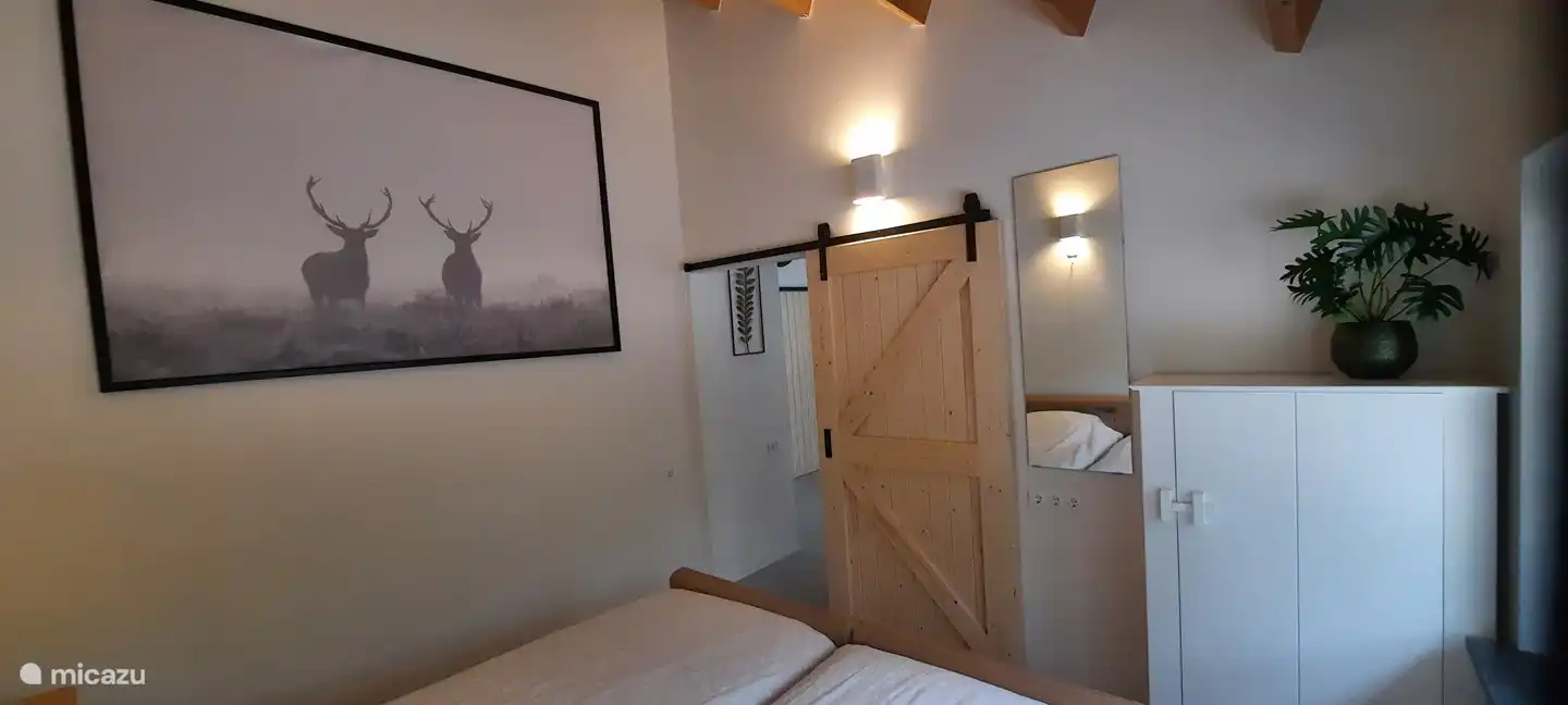 Dormitorio con camas altas-bajas eléctricas.