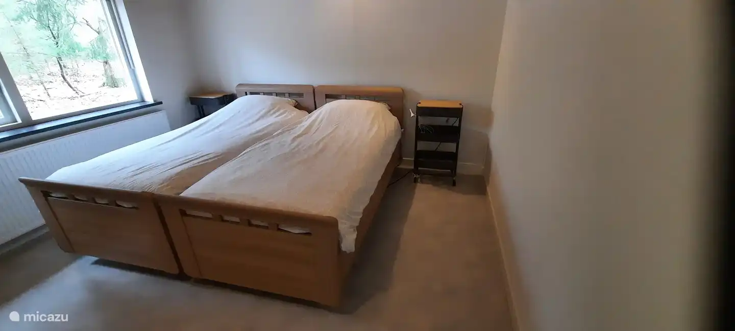 Dormitorio con camas altas-bajas eléctricas.