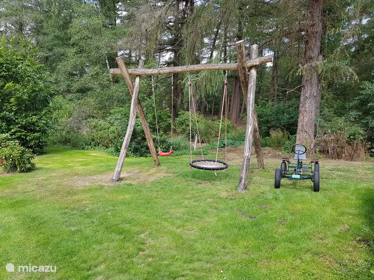 Equipos de juego, casa de juegos y go-kart ubicados en el patio.