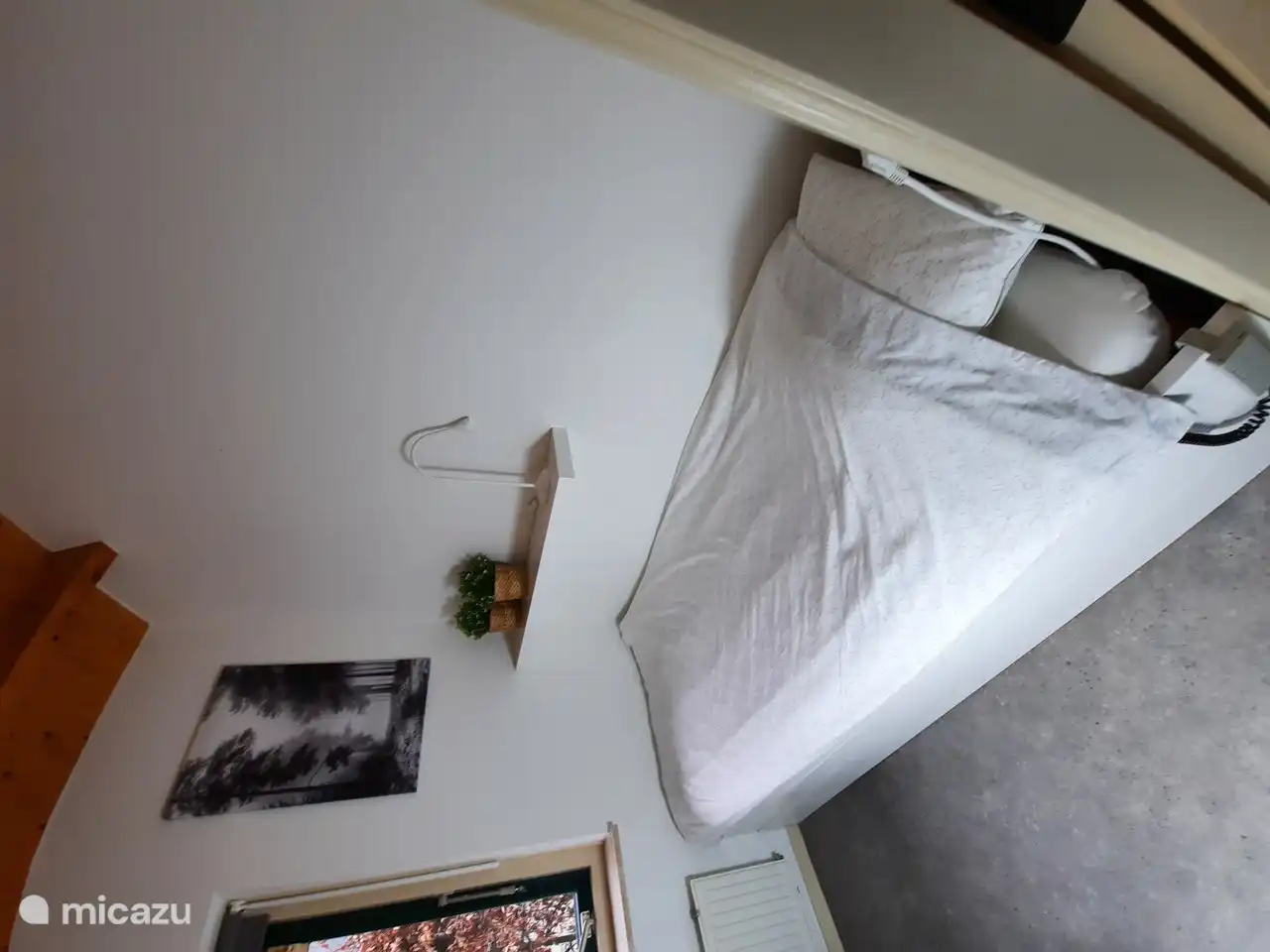 Schlafzimmer für 1 Person mit elektrischem Bett.