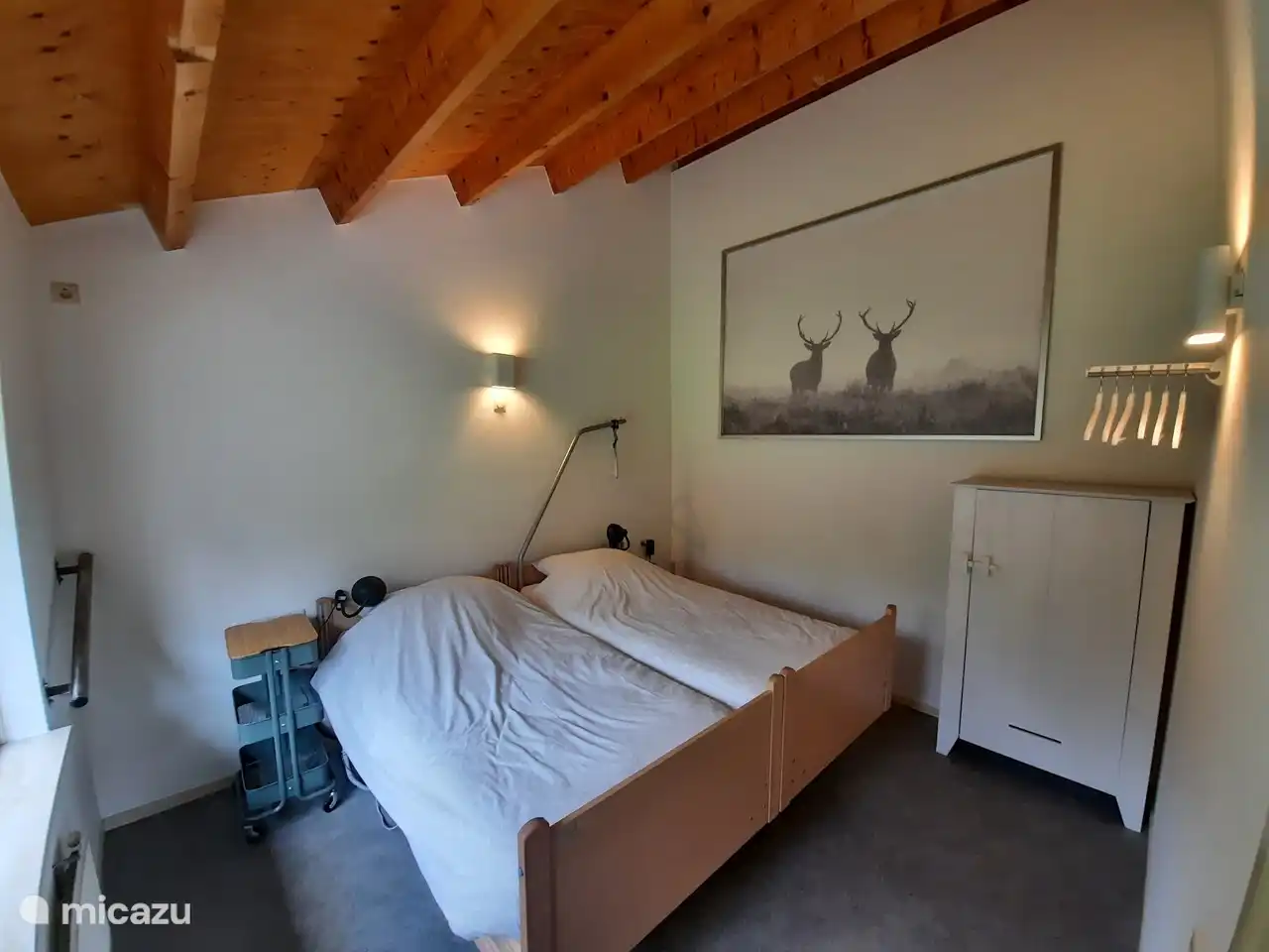 Schlafzimmer mit elektrischen Hoch-Tiefbetten