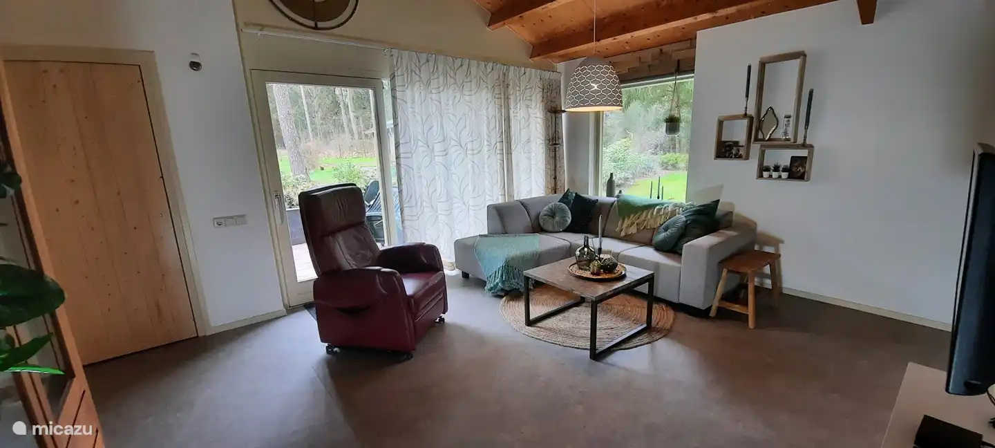 Wohnzimmer mit Stehstuhl.