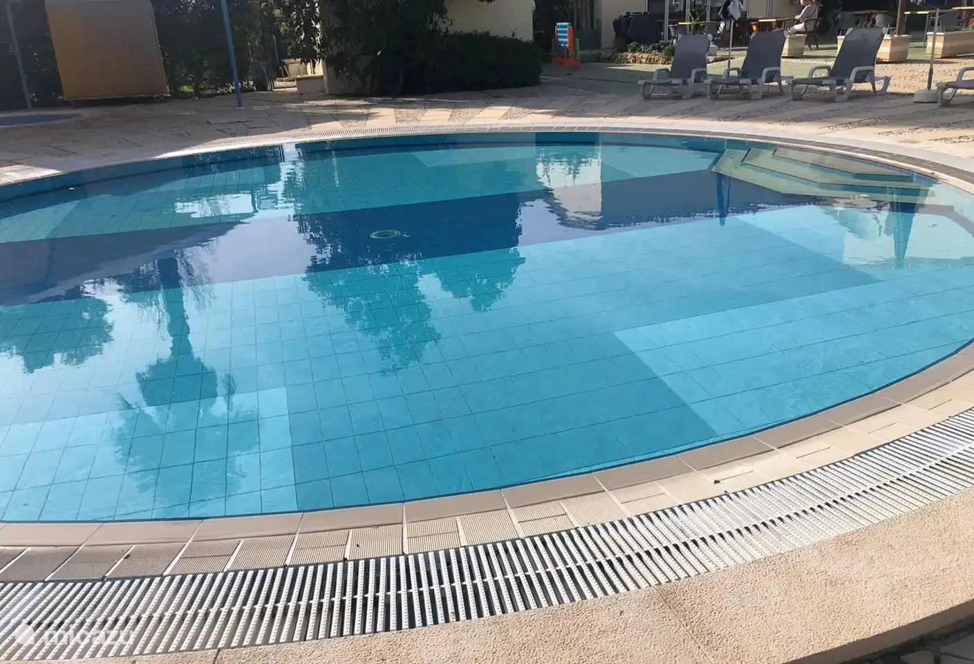 La piscine pour enfants est séparée de la piscine principale. De cette façon, les plus petits peuvent aussi s'amuser. Ici aussi, il y a plein de transats et de parasols autour !