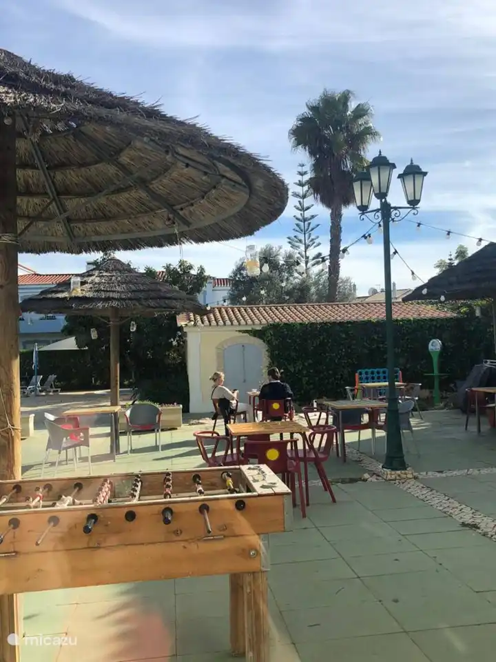 Séjour cosy au restaurant au bord de la piscine. En été, vous pouvez trouver des divertissements ici, quelque chose à manger et à boire.