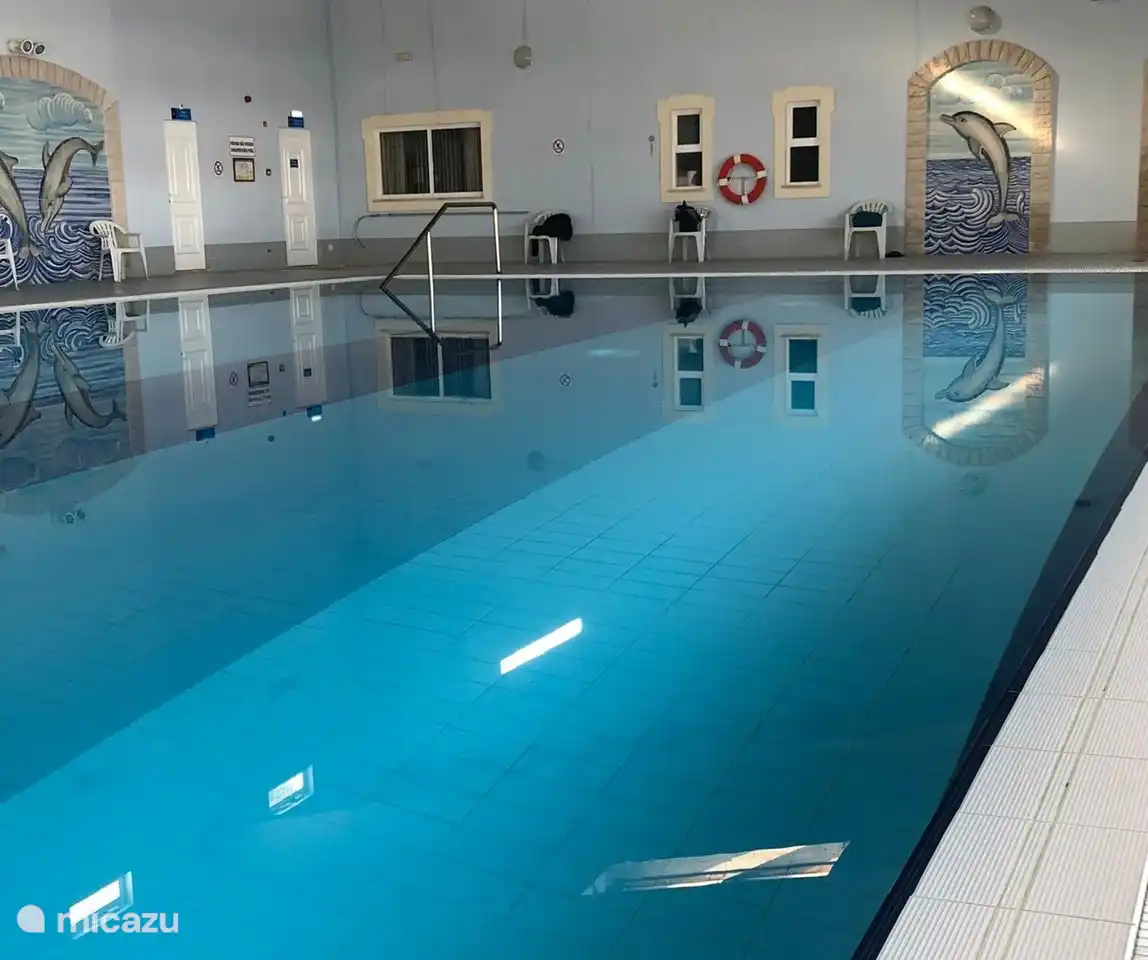 L'espace loisirs dispose d'une grande piscine couverte et chauffée en hiver.