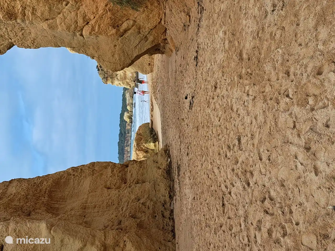 Les beaux rochers de Praia da Rocha sont accessibles en 20 minutes. Ces rochers de couleur rouge sont définitivement un incontournable. Vous pouvez vous détendre ici sur une autre large plage de sable.