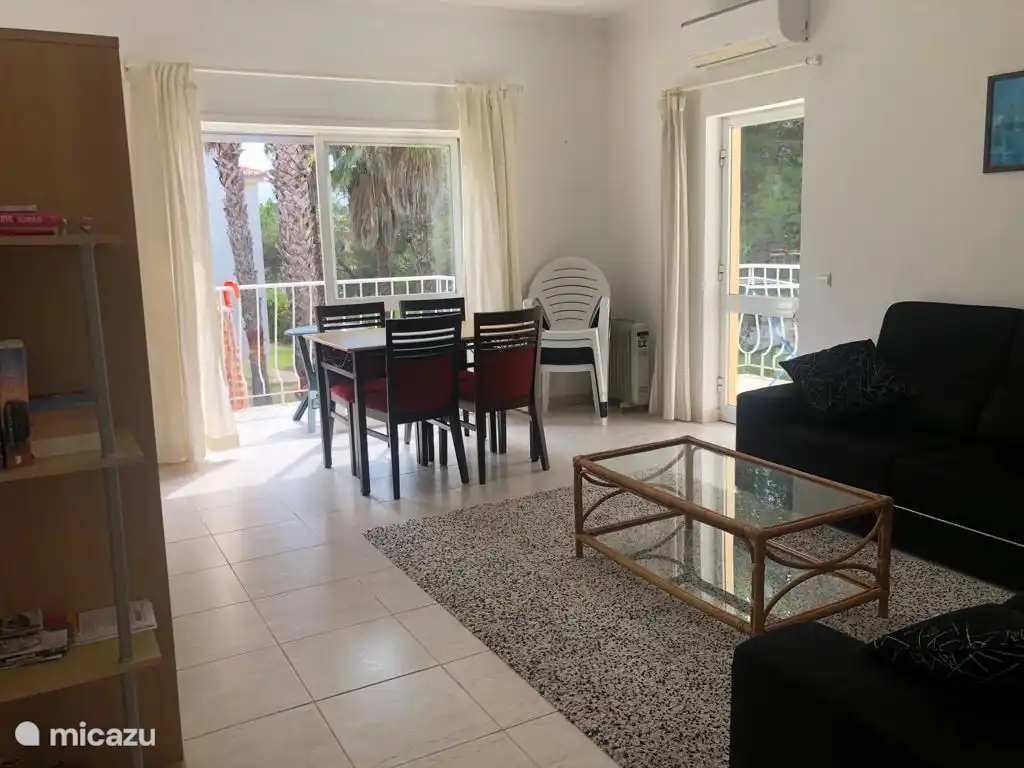 Salon spacieux avec air conditionné et deux balcons. Un grand balcon à l'avant et un petit balcon sur le côté,