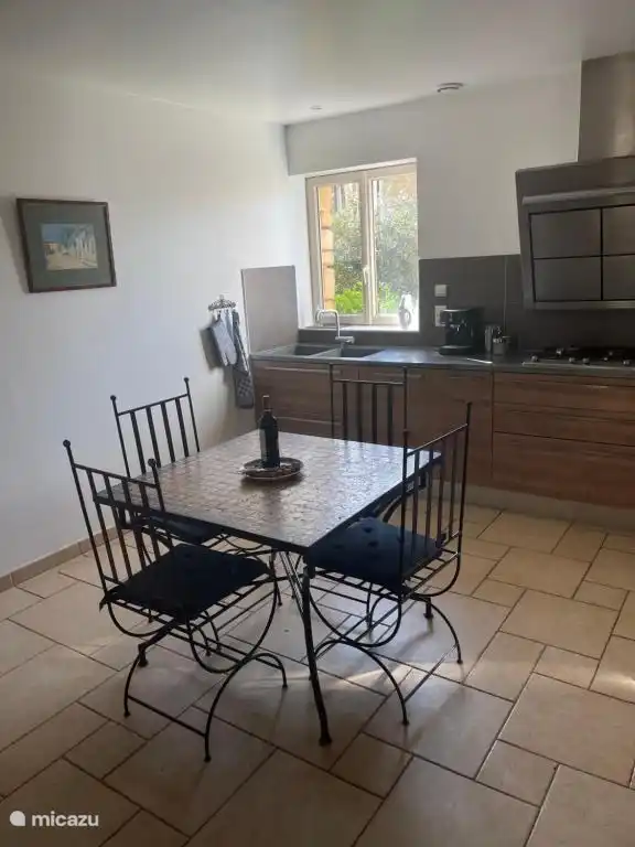 Die große Küche ist mit einem großen amerikanischen Doppel-Kühl-/Gefrierschrank, Geschirrspüler, Mikrowelle, Waschmaschine, Trockner, Küchenhilfe-Mixmaster und allen Küchengeräten ausgestattet, die erforderlich sind, um Gourmet-Mahlzeiten mit frischen Zutaten aus der Region zuzubereiten.