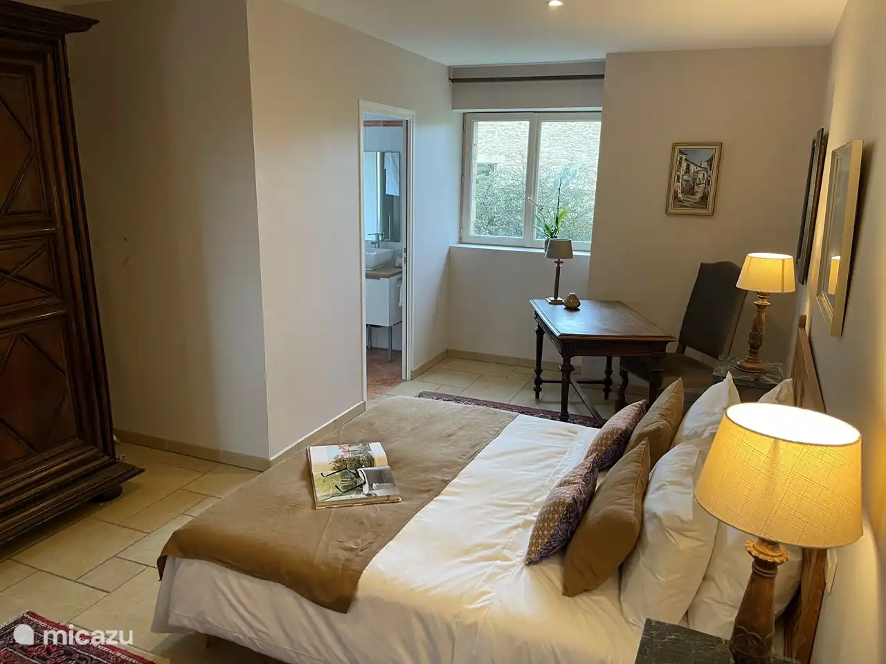 Das Hauptschlafzimmer befindet sich im Erdgeschoss und verfügt über ein großes Badezimmer.