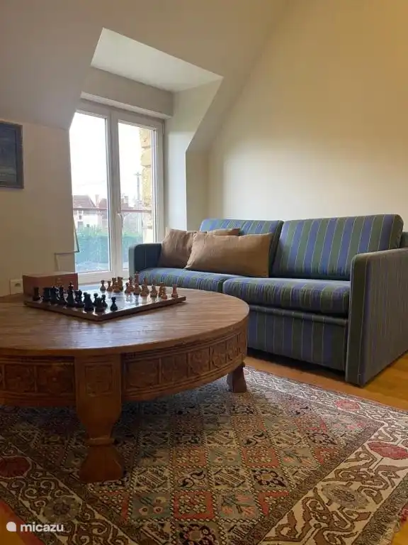 Auf dem Zwischengeschoss finden Sie eine Ecke, in der Sie an einer Partie Schach teilnehmen können.