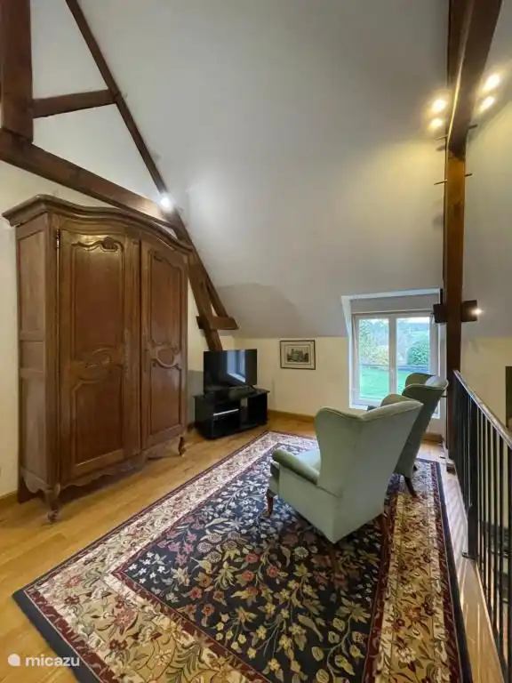 Das Zwischengeschoss ist komplett mit TV, X-Box und einer Auswahl an Spielen ausgestattet.